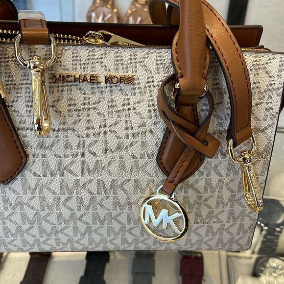 Michael Kors Small Sheila Satchel Crossbody
Vanilla 
NWT - Picture 16 of 16